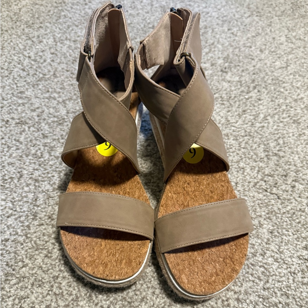 NWOT Adrienne Vittadini Cape May Wedge - Picture 2 of 7